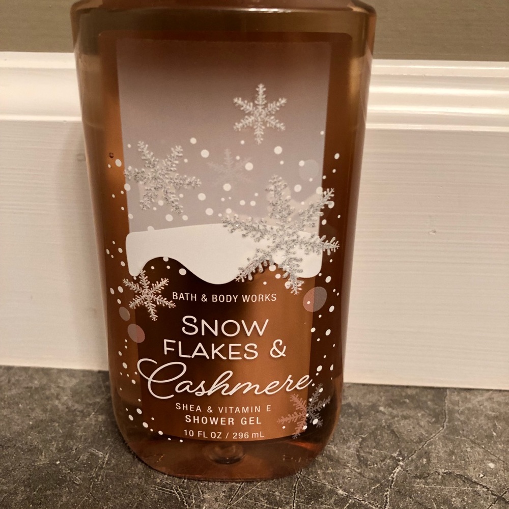 Snowflakes & Cashmere Shower Gel NWT